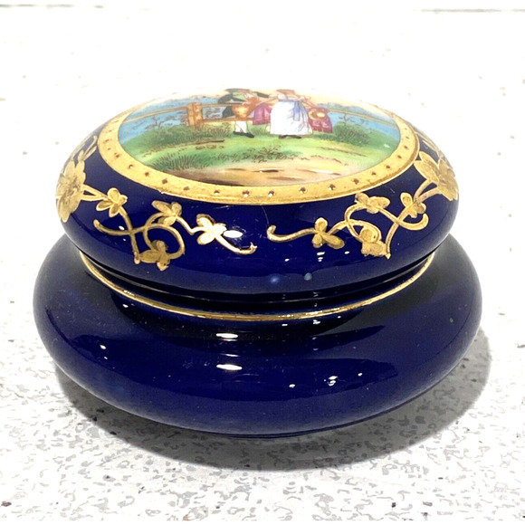 Vintage porcelain trinket box hand painted cobalt blue gold gilt courting scene - Picture 9 of 9